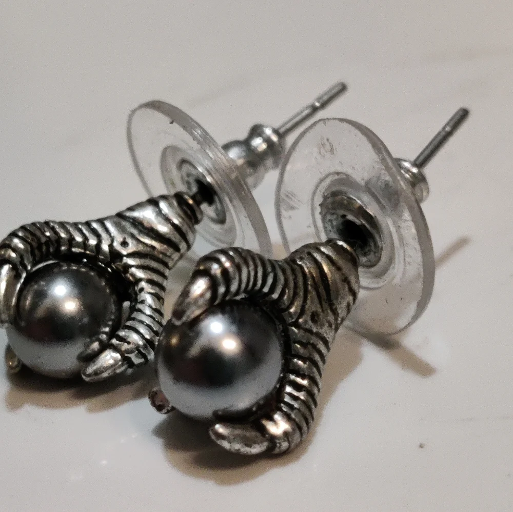 🐉 Vintage 90s dragon claw stud earrings